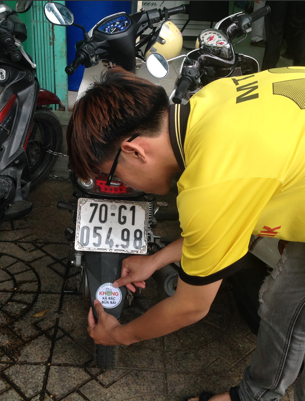 hân[-]viên[-]Saigon[-]Green[-]tham[-]gia[-]dán[-]sticker[-]"Không[-]xả[-]rác[-]bừa[-]bãi"